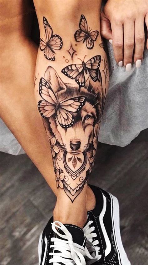 tatuagem feminina de lobo na coxa|Tatuagem feminina de lobo e flores na coxa